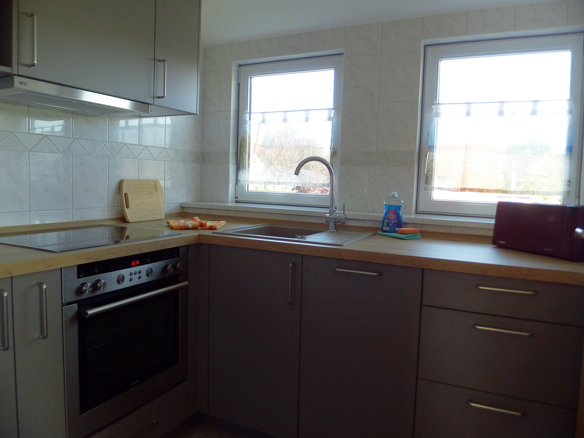 Blick in den Flur und in die Küche Blick in den Flur und in die Küche